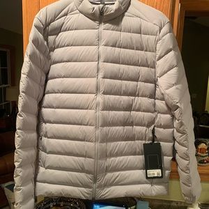 Lululemon NWT Gray Men’s XL puff jacket.